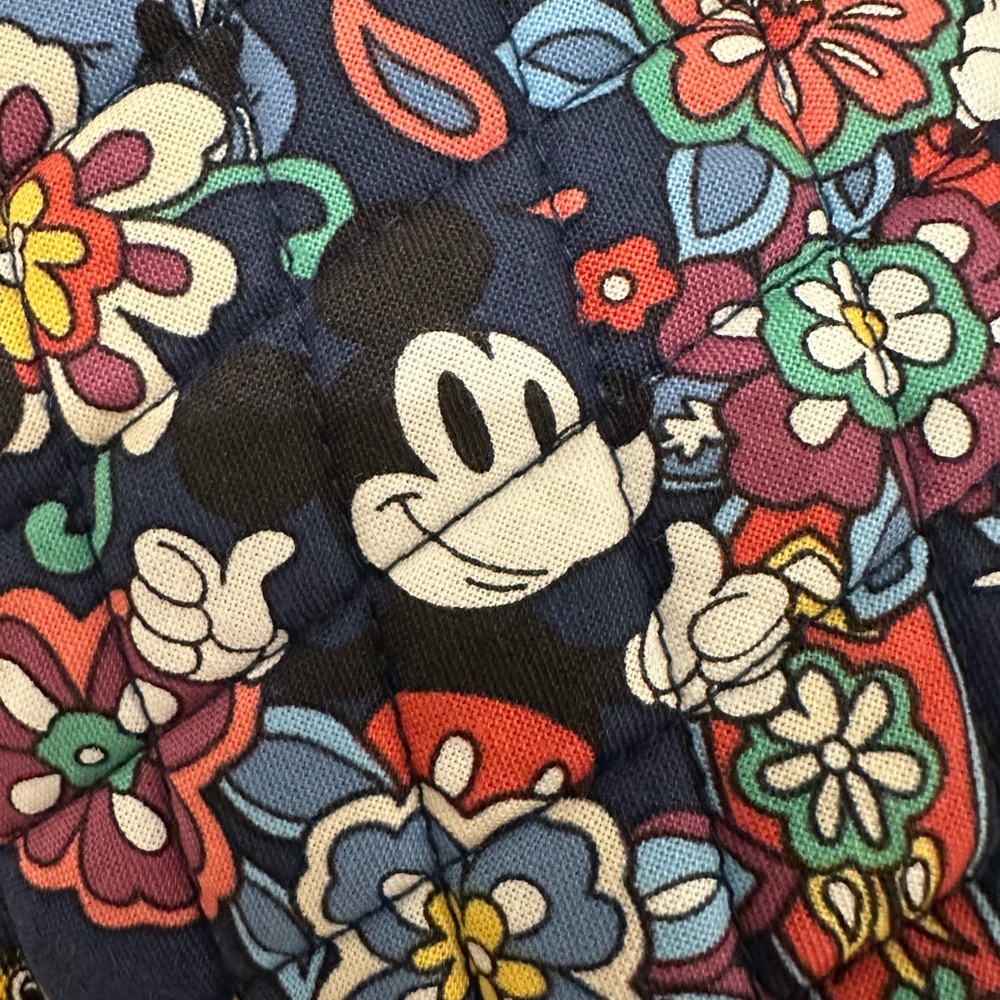 Vera Bradley Limited Edition Mickey and Friends Large Travel Duffel NWT - Picture 9 of 14